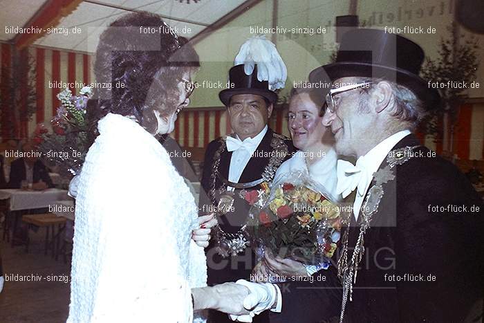 1977 -Sankt Josef Gesellschaft - Jusseps-Jonge im Zelt Kirmes Dienstag: SNJSGSJSJNZLKRDN-015734