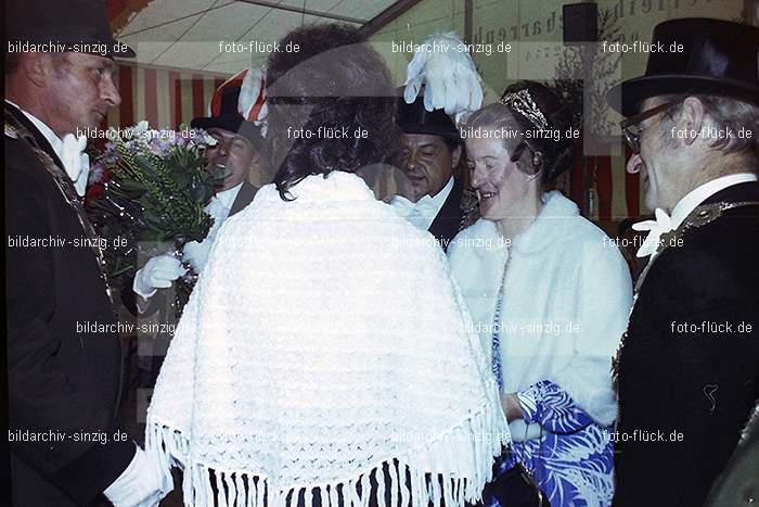 1977 -Sankt Josef Gesellschaft - Jusseps-Jonge im Zelt Kirmes Dienstag: SNJSGSJSJNZLKRDN-015735