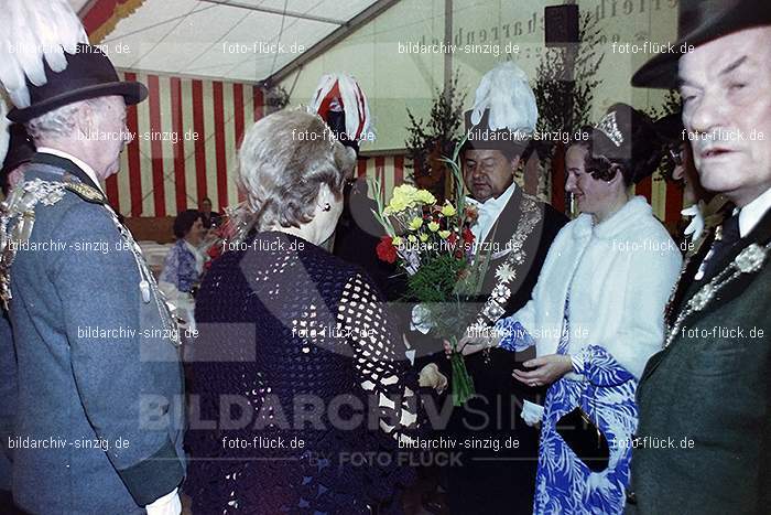 1977 -Sankt Josef Gesellschaft - Jusseps-Jonge im Zelt Kirmes Dienstag: SNJSGSJSJNZLKRDN-015737