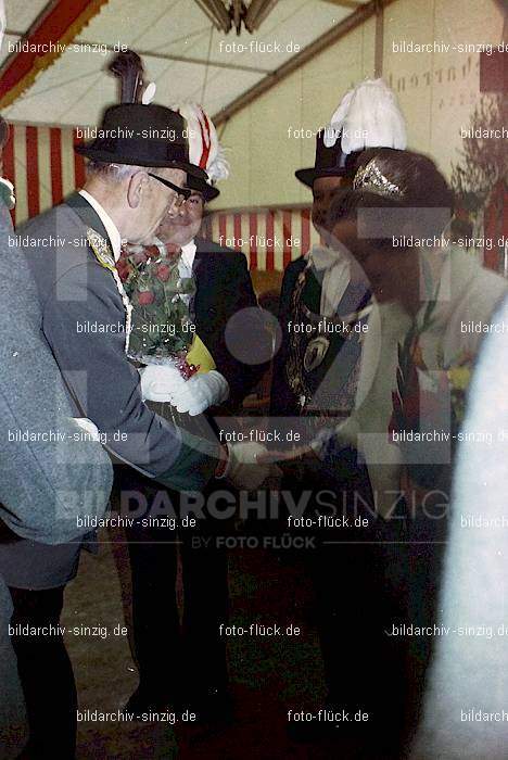 1977 -Sankt Josef Gesellschaft - Jusseps-Jonge im Zelt Kirmes Dienstag: SNJSGSJSJNZLKRDN-015738