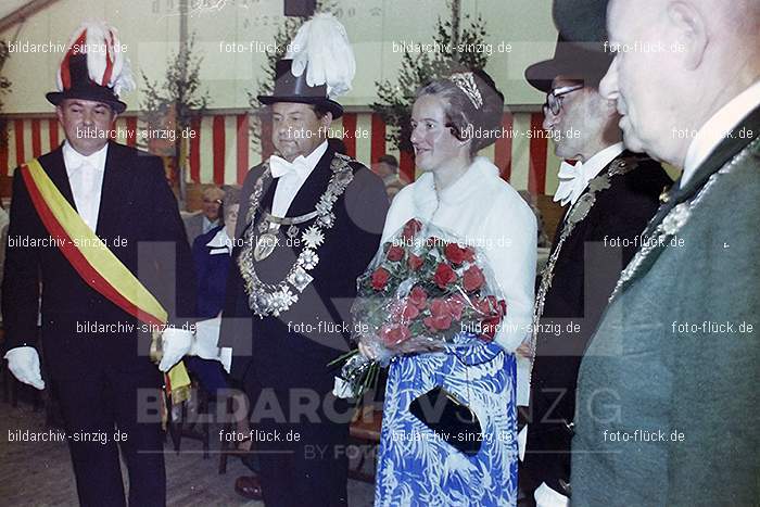 1977 -Sankt Josef Gesellschaft - Jusseps-Jonge im Zelt Kirmes Dienstag: SNJSGSJSJNZLKRDN-015739