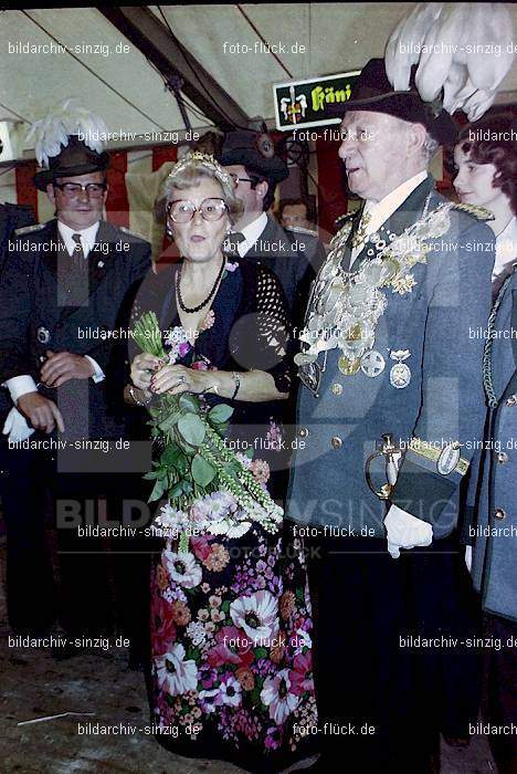 1977 -Sankt Josef Gesellschaft - Jusseps-Jonge im Zelt Kirmes Dienstag: SNJSGSJSJNZLKRDN-015740