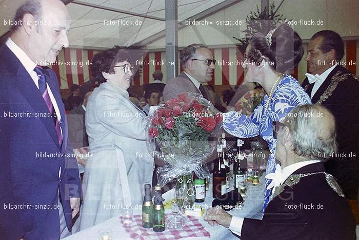 1977 -Sankt Josef Gesellschaft - Jusseps-Jonge im Zelt Kirmes Dienstag: SNJSGSJSJNZLKRDN-015744