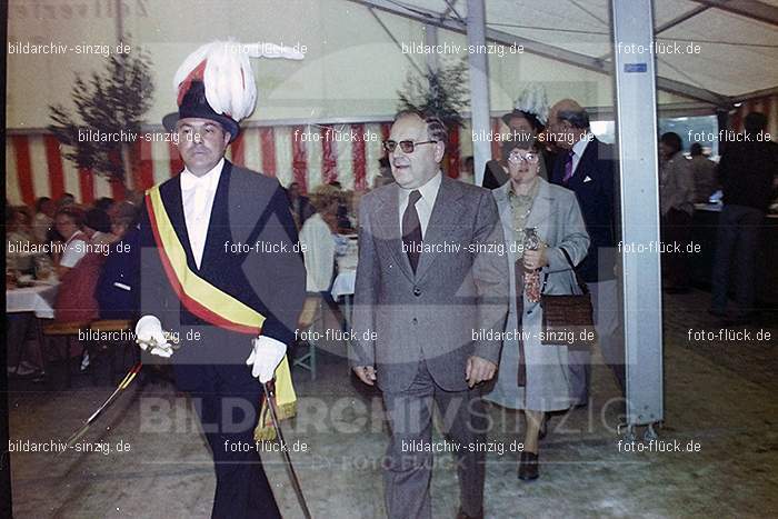 1977 -Sankt Josef Gesellschaft - Jusseps-Jonge im Zelt Kirmes Dienstag: SNJSGSJSJNZLKRDN-015745