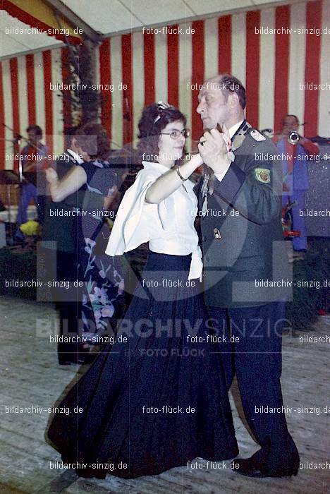 1977 -Sankt Josef Gesellschaft - Jusseps-Jonge im Zelt Kirmes Dienstag: SNJSGSJSJNZLKRDN-015746