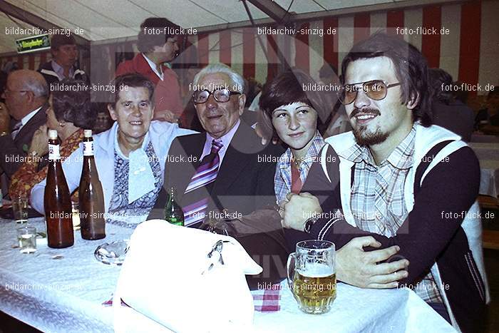 1977 -Sankt Josef Gesellschaft - Jusseps-Jonge im Zelt Kirmes Dienstag: SNJSGSJSJNZLKRDN-015750