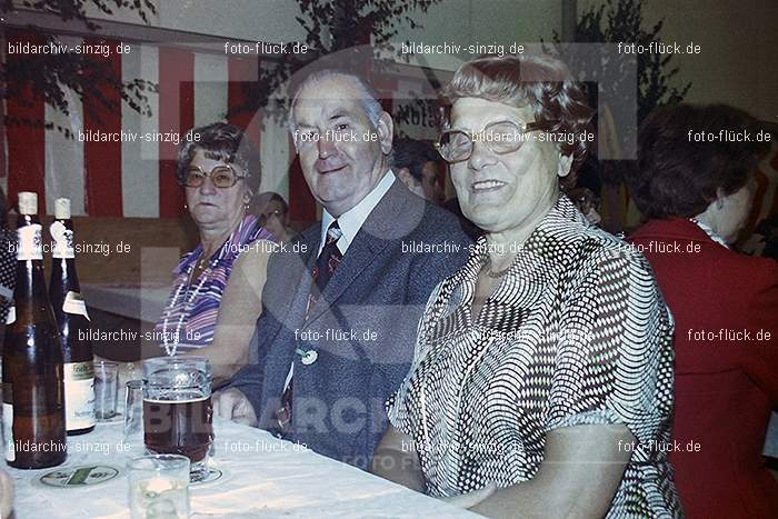 1977 -Sankt Josef Gesellschaft - Jusseps-Jonge im Zelt Kirmes Dienstag: SNJSGSJSJNZLKRDN-015756