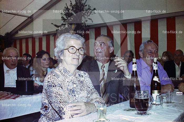 1977 -Sankt Josef Gesellschaft - Jusseps-Jonge im Zelt Kirmes Dienstag: SNJSGSJSJNZLKRDN-015757