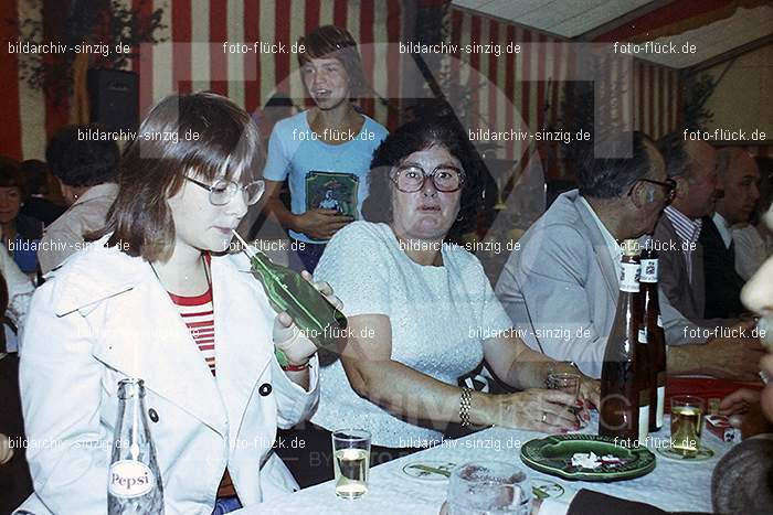 1977 -Sankt Josef Gesellschaft - Jusseps-Jonge im Zelt Kirmes Dienstag: SNJSGSJSJNZLKRDN-015762