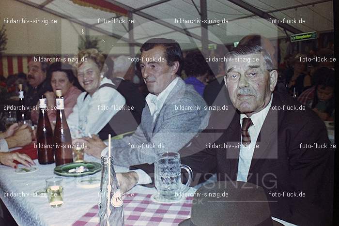 1977 -Sankt Josef Gesellschaft - Jusseps-Jonge im Zelt Kirmes Dienstag: SNJSGSJSJNZLKRDN-015763