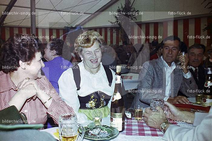 1977 -Sankt Josef Gesellschaft - Jusseps-Jonge im Zelt Kirmes Dienstag: SNJSGSJSJNZLKRDN-015764