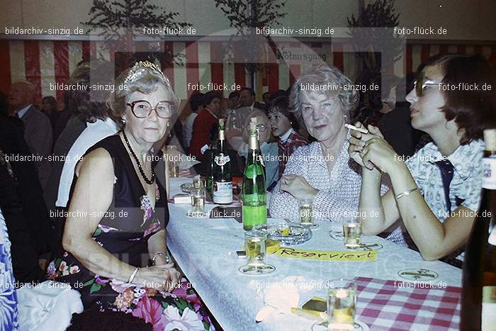 1977 -Sankt Josef Gesellschaft - Jusseps-Jonge im Zelt Kirmes Dienstag: SNJSGSJSJNZLKRDN-015765