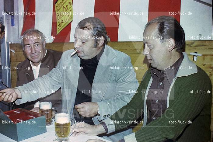 1977 -Sankt Josef Gesellschaft - Jusseps-Jonge im Zelt Kirmes Dienstag: SNJSGSJSJNZLKRDN-015766