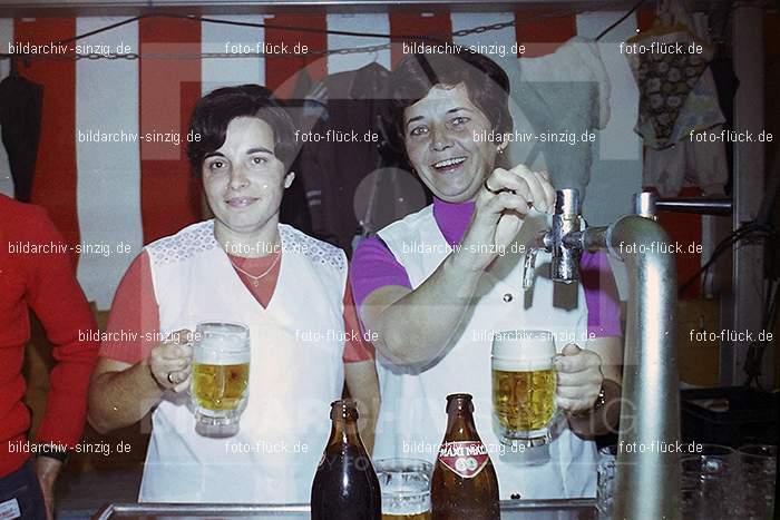 1977 -Sankt Josef Gesellschaft - Jusseps-Jonge im Zelt Kirmes Dienstag: SNJSGSJSJNZLKRDN-015768