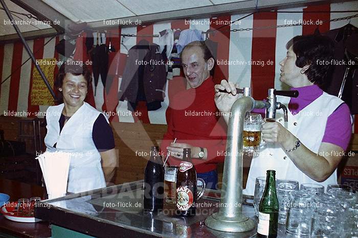 1977 -Sankt Josef Gesellschaft - Jusseps-Jonge im Zelt Kirmes Dienstag: SNJSGSJSJNZLKRDN-015769