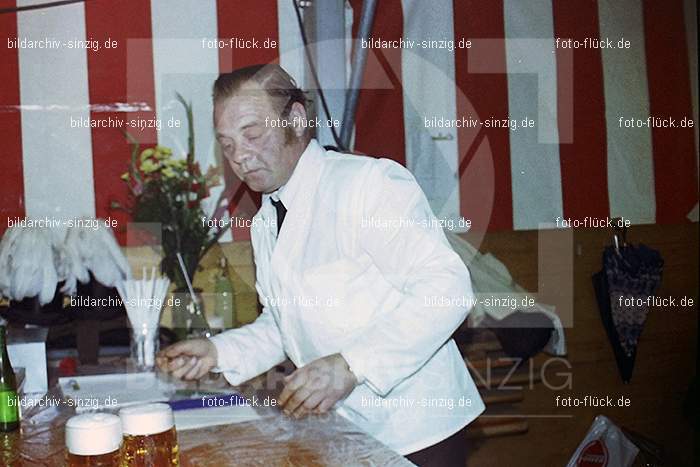 1977 -Sankt Josef Gesellschaft - Jusseps-Jonge im Zelt Kirmes Dienstag: SNJSGSJSJNZLKRDN-015771