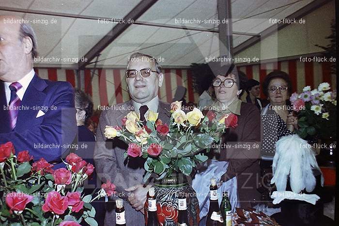 1977 -Sankt Josef Gesellschaft - Jusseps-Jonge im Zelt Kirmes Dienstag: SNJSGSJSJNZLKRDN-015772