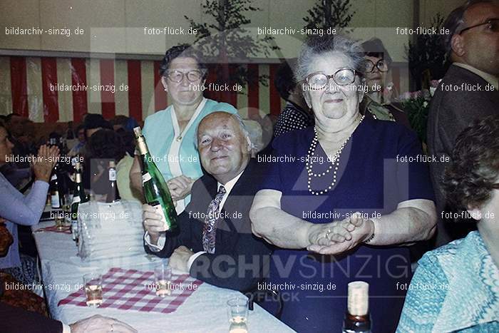 1977 -Sankt Josef Gesellschaft - Jusseps-Jonge im Zelt Kirmes Dienstag: SNJSGSJSJNZLKRDN-015773