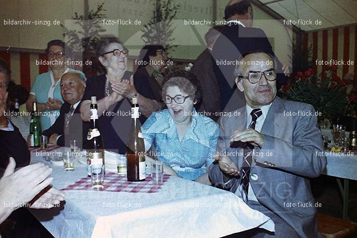 1977 -Sankt Josef Gesellschaft - Jusseps-Jonge im Zelt Kirmes Dienstag: SNJSGSJSJNZLKRDN-015774