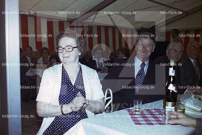 1977 -Sankt Josef Gesellschaft - Jusseps-Jonge im Zelt Kirmes Dienstag: SNJSGSJSJNZLKRDN-015775