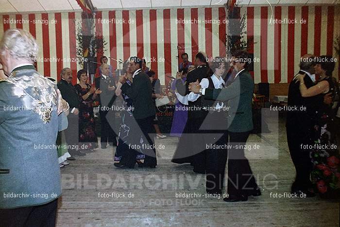 1977 -Sankt Josef Gesellschaft - Jusseps-Jonge im Zelt Kirmes Dienstag: SNJSGSJSJNZLKRDN-015776