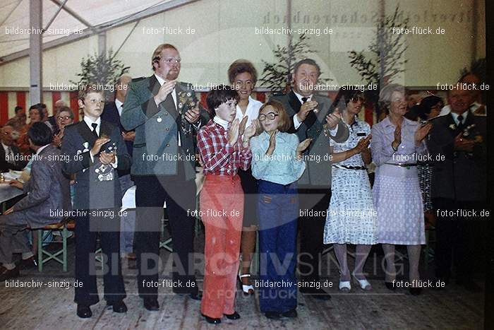 1977 -Sankt Josef Gesellschaft - Jusseps-Jonge im Zelt Kirmes Dienstag: SNJSGSJSJNZLKRDN-015777