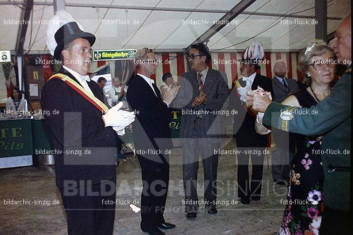 1977 -Sankt Josef Gesellschaft - Jusseps-Jonge im Zelt Kirmes Dienstag: SNJSGSJSJNZLKRDN-015780