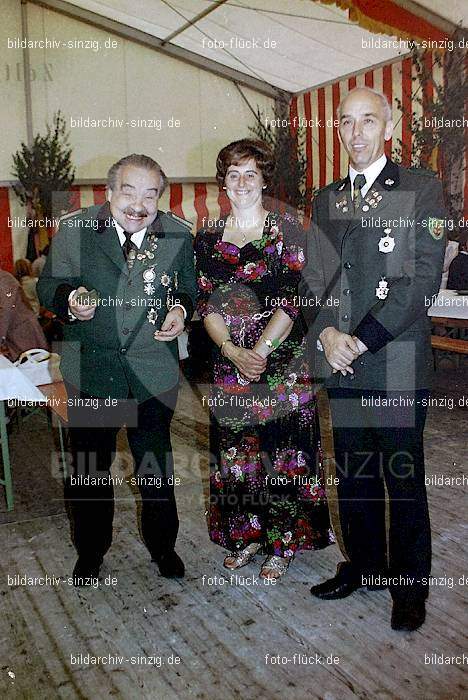 1977 -Sankt Josef Gesellschaft - Jusseps-Jonge im Zelt Kirmes Dienstag: SNJSGSJSJNZLKRDN-015781