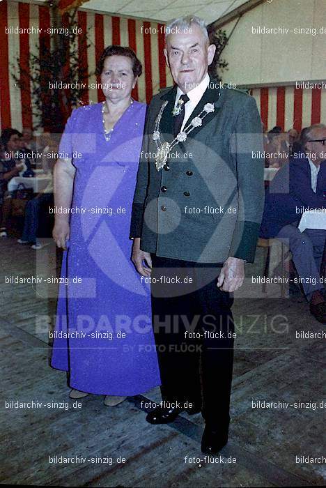 1977 -Sankt Josef Gesellschaft - Jusseps-Jonge im Zelt Kirmes Dienstag: SNJSGSJSJNZLKRDN-015782