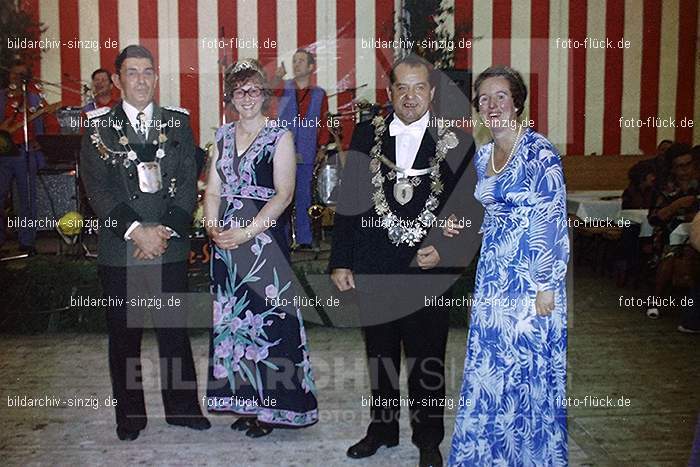 1977 -Sankt Josef Gesellschaft - Jusseps-Jonge im Zelt Kirmes Dienstag: SNJSGSJSJNZLKRDN-015783