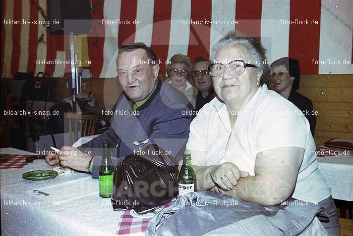 1977 -Sankt Josef Gesellschaft - Jusseps-Jonge im Zelt Kirmes Dienstag: SNJSGSJSJNZLKRDN-015784