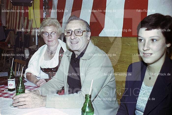 1977 -Sankt Josef Gesellschaft - Jusseps-Jonge im Zelt Kirmes Dienstag: SNJSGSJSJNZLKRDN-015785