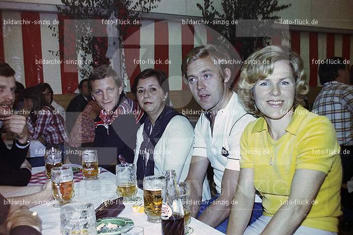 1977 -Sankt Josef Gesellschaft - Jusseps-Jonge im Zelt Kirmes Dienstag: SNJSGSJSJNZLKRDN-015786