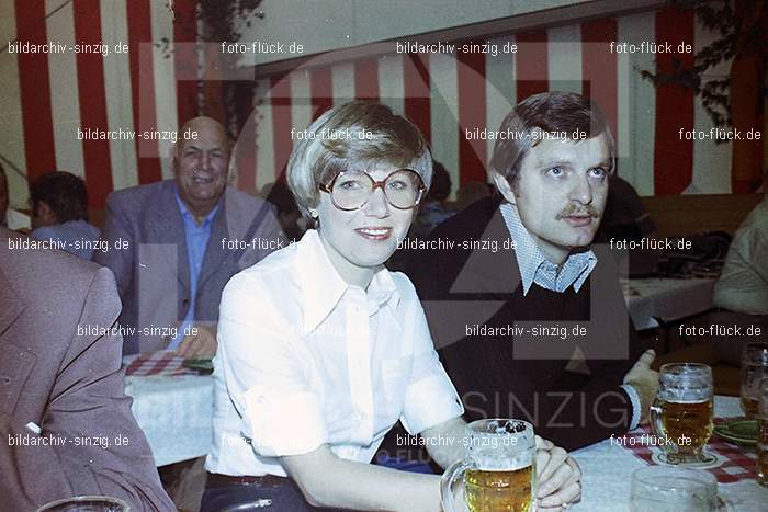 1977 -Sankt Josef Gesellschaft - Jusseps-Jonge im Zelt Kirmes Dienstag: SNJSGSJSJNZLKRDN-015789