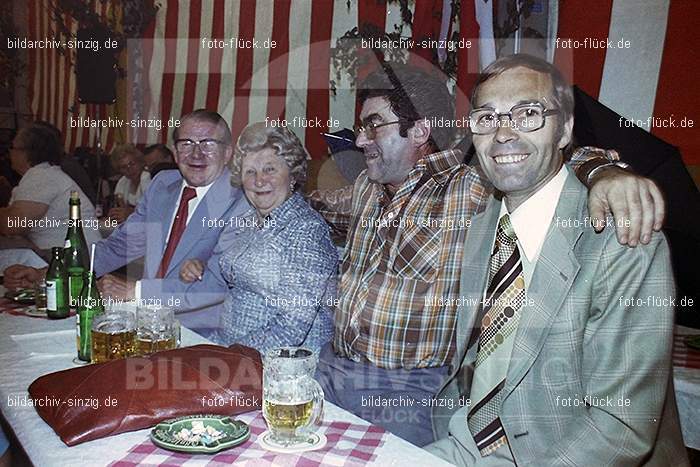 1977 -Sankt Josef Gesellschaft - Jusseps-Jonge im Zelt Kirmes Dienstag: SNJSGSJSJNZLKRDN-015791