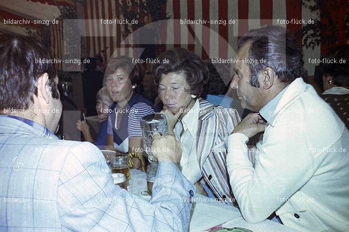 1977 -Sankt Josef Gesellschaft - Jusseps-Jonge im Zelt Kirmes Dienstag: SNJSGSJSJNZLKRDN-015792