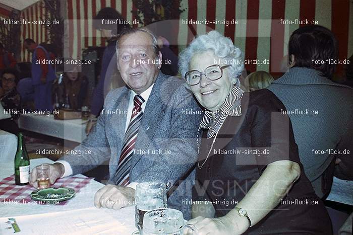 1977 -Sankt Josef Gesellschaft - Jusseps-Jonge im Zelt Kirmes Dienstag: SNJSGSJSJNZLKRDN-015793