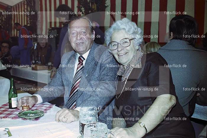 1977 -Sankt Josef Gesellschaft - Jusseps-Jonge im Zelt Kirmes Dienstag: SNJSGSJSJNZLKRDN-015793