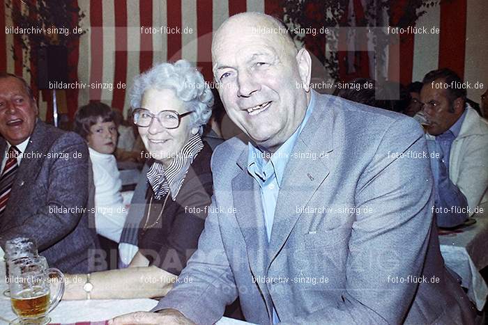 1977 -Sankt Josef Gesellschaft - Jusseps-Jonge im Zelt Kirmes Dienstag: SNJSGSJSJNZLKRDN-015794