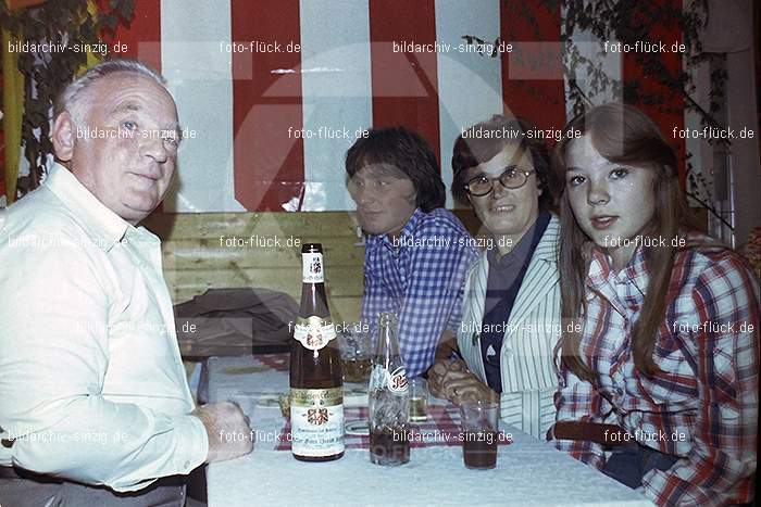 1977 -Sankt Josef Gesellschaft - Jusseps-Jonge im Zelt Kirmes Dienstag: SNJSGSJSJNZLKRDN-015795