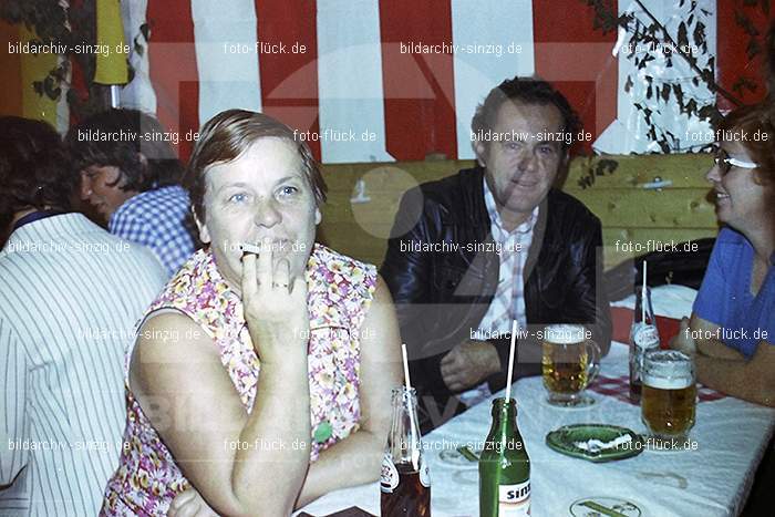 1977 -Sankt Josef Gesellschaft - Jusseps-Jonge im Zelt Kirmes Dienstag: SNJSGSJSJNZLKRDN-015796