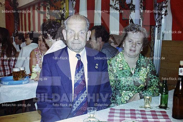 1977 -Sankt Josef Gesellschaft - Jusseps-Jonge im Zelt Kirmes Dienstag: SNJSGSJSJNZLKRDN-015799