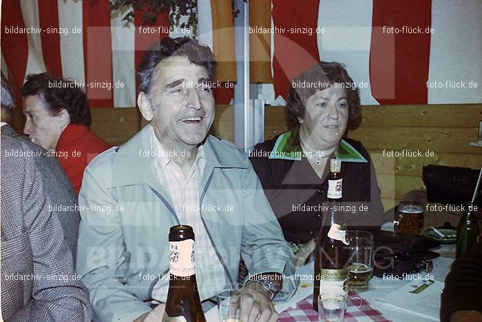 1977 -Sankt Josef Gesellschaft - Jusseps-Jonge im Zelt Kirmes Dienstag: SNJSGSJSJNZLKRDN-015800