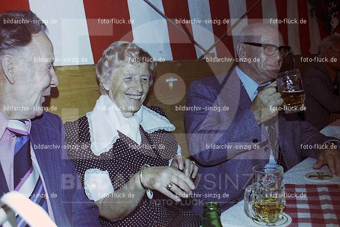 1977 -Sankt Josef Gesellschaft - Jusseps-Jonge im Zelt Kirmes Dienstag: SNJSGSJSJNZLKRDN-015803