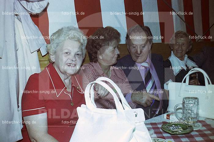 1977 -Sankt Josef Gesellschaft - Jusseps-Jonge im Zelt Kirmes Dienstag: SNJSGSJSJNZLKRDN-015804