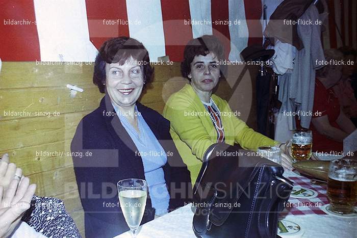 1977 -Sankt Josef Gesellschaft - Jusseps-Jonge im Zelt Kirmes Dienstag: SNJSGSJSJNZLKRDN-015805