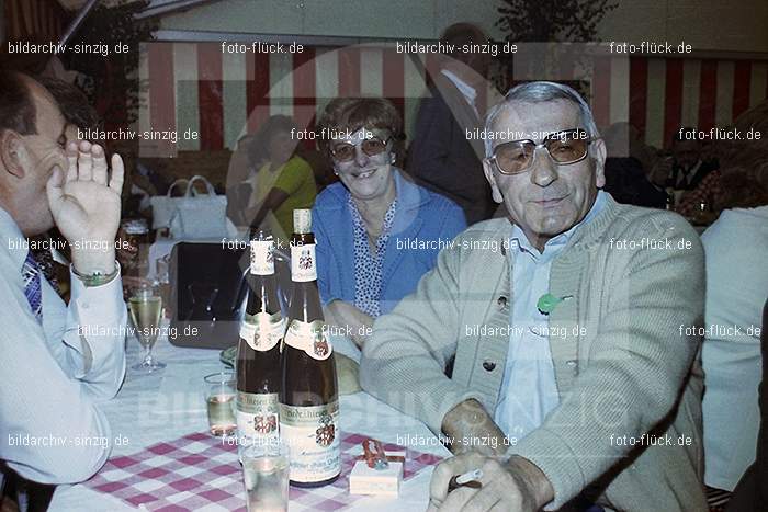 1977 -Sankt Josef Gesellschaft - Jusseps-Jonge im Zelt Kirmes Dienstag: SNJSGSJSJNZLKRDN-015806