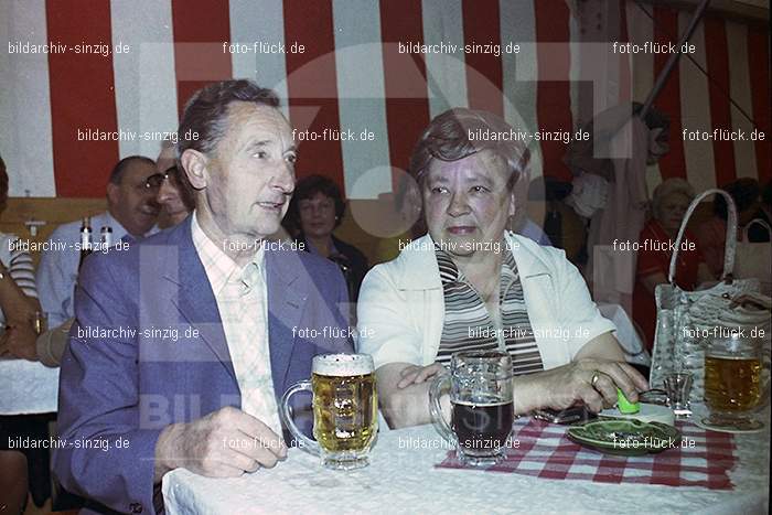 1977 -Sankt Josef Gesellschaft - Jusseps-Jonge im Zelt Kirmes Dienstag: SNJSGSJSJNZLKRDN-015808