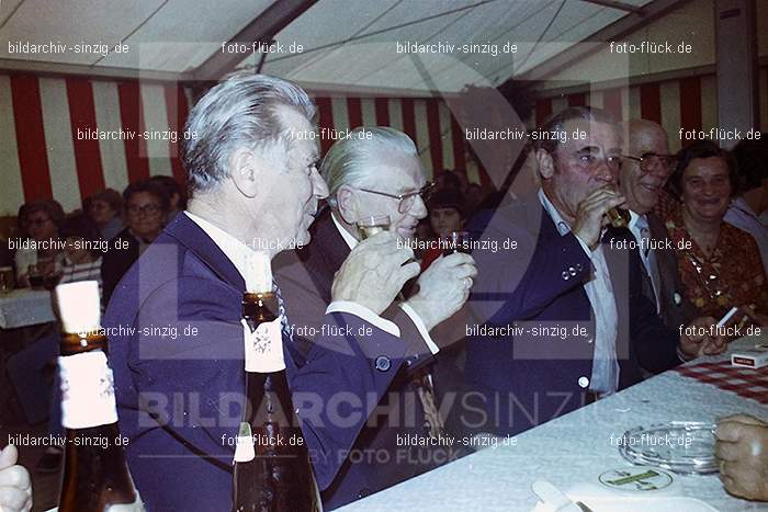 1977 -Sankt Josef Gesellschaft - Jusseps-Jonge im Zelt Kirmes Dienstag: SNJSGSJSJNZLKRDN-015810