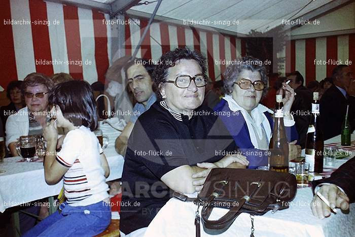 1977 -Sankt Josef Gesellschaft - Jusseps-Jonge im Zelt Kirmes Dienstag: SNJSGSJSJNZLKRDN-015811